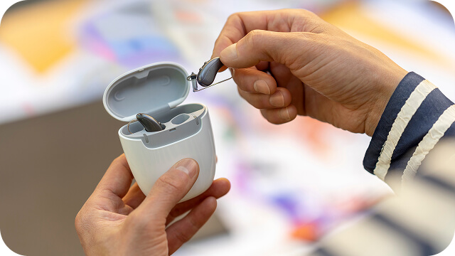 補聴器を手に取る写真