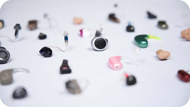 補聴器が各社並べられている写真