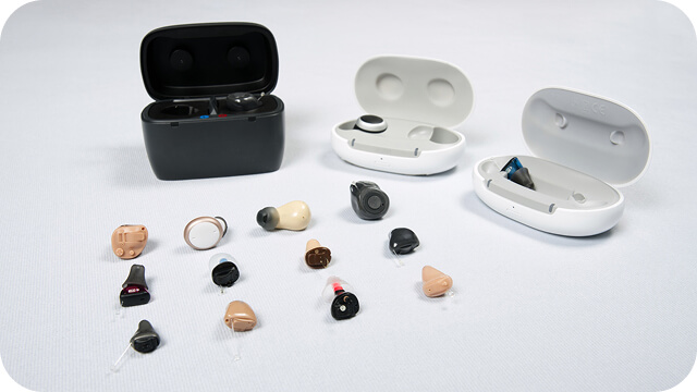 補聴器の特徴を説明している写真