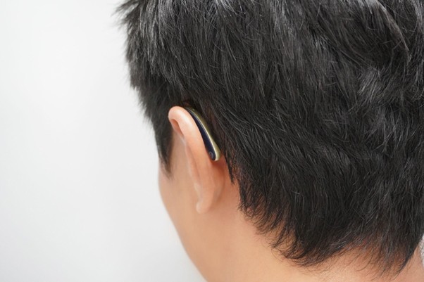 耳掛け型補聴器のイメージ写真