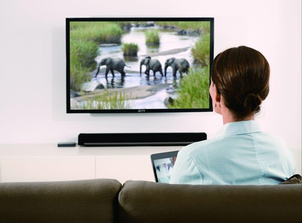 モニターを見る人