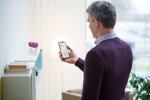 スマホを見る男性