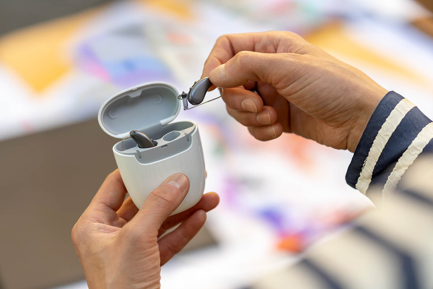 補聴器を手に取る様子