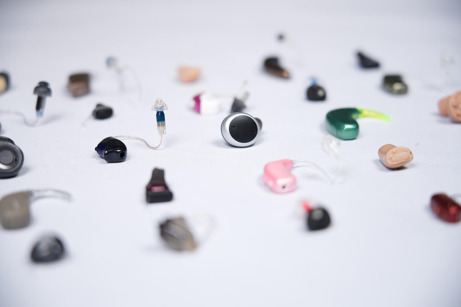 補聴器が各社並べられている写真