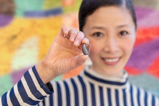 補聴器の仕組みを説明している写真