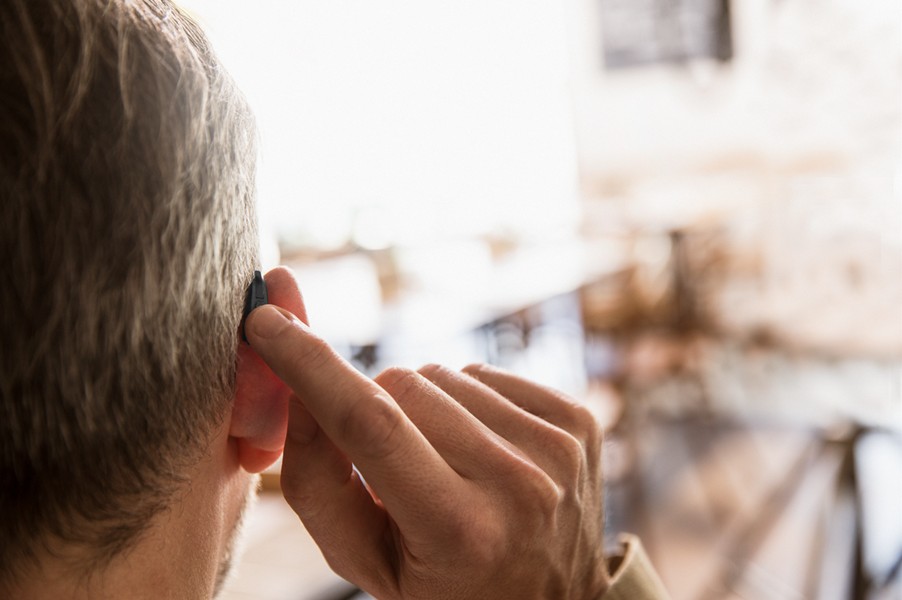 補聴器の購入と保険適用について説明している写真